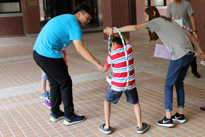 大葉大學休閒系學生安排傳呼拉圈遊戲,訓練團隊精神