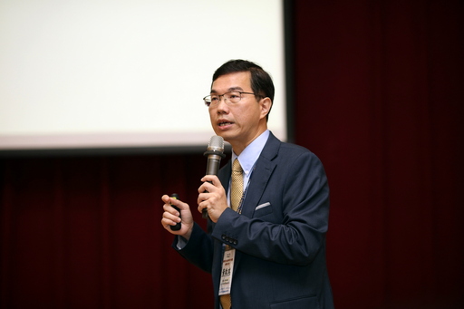 國立臺北大學商學院黃啟瑞副院長說明台灣CSR指數