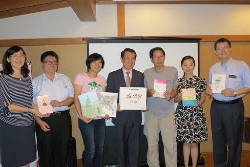 文化部政務次長楊子葆(中)、參與交流作家們、聨經出版公司代表(右1、左1)、臺灣電子書協會秘書長(左2)