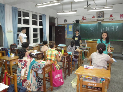 【上課實況(一)】真理大學學生游晶潔、陳俊宏與洪大翔(穿白色上衣者)