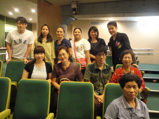 【真理大學師生與淡水國中補校師生合照】圖上右一為補校主任林宗霖老師,圖上右二為真理大學樓玟麟老師。