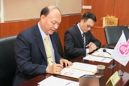 北商大校長張瑞雄(左)與台北市眼鏡商業同業公會理事長徐銘煌(右)代表簽約