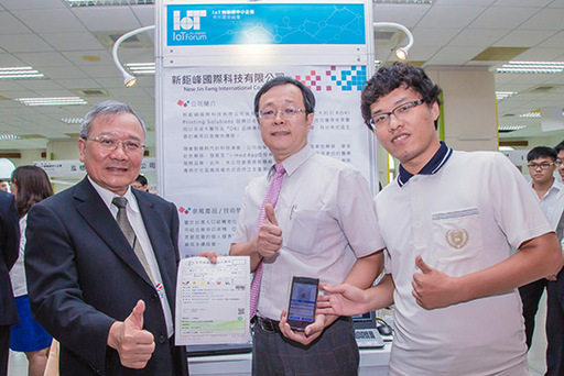 3.南臺科技大學戴謙校長參觀台灣智慧服務股份有限公司研發之「智慧家電裝置」由左到右為科技部南部科學工業園區管理局蘇振綱副局長、台灣智慧服務股份有限公司洪錦輝總經理、戴謙校長、經濟部中小企業處張淑媚組長。