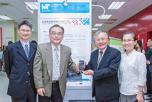 4.南臺科技大學戴謙校長(右二)實際體驗電子工程系張萬榮助理教授研發之「如影隨行智慧安全帽」,由左到右為臺南市工商發展投資策進會代理總幹事王建民理事長、科技部南部科學工業園區管理局蘇振綱副局長、戴謙校長、經濟部中小企業處張淑媚組長。