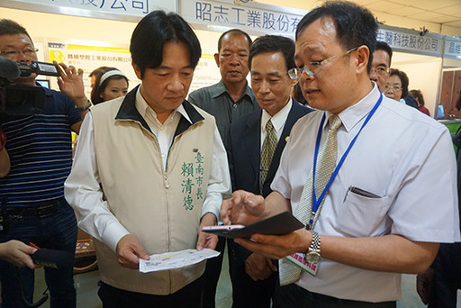 2.南臺科大育成中心協助新鉅峰國際科技有限公司參展新產品發表商機媒合會,圖為吳宗松總經理(右)向賴清德市長(左)介紹產品。