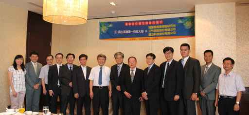 看準未來數位金融「FinTech熱潮」,第一科大校長陳振遠(左七)昨(9)日下午與資策會產業情報研究所MIC所長詹文男(右七)、三竹資訊董事長邱宏哲(右六)及達友科技總經理林朝賢(左六),共同簽署產學合作備忘錄