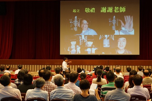 「起立 敬禮 謝謝老師」,一句簡單的口令是小學生下課的標準動作。「熱血老師,翻轉學生」的故事,讓高應大300餘位教授師長們「傳道、授業、解惑」的堅持與熱情再次得到肯定及鼓舞。