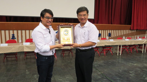 高應大在教師節前夕,讓李濤「熱血老師,翻轉學生」的教育故事,輻射出無私奉獻的廣大正面能量。(圖右高應大校長楊慶煜)