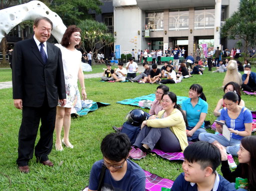 正修科大校長龔瑞璋與同學共渡草地野餐音樂趴的悠閒。