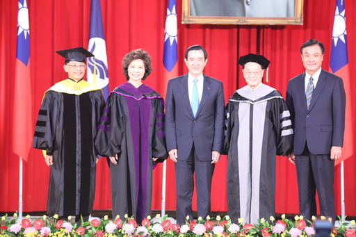 國立臺灣海洋大學今(15)日歡慶63週年校慶,同時頒授「華人船王」趙錫成董事長與美國前勞工部長趙小蘭女士名譽博士學位,前總統馬英九及立法院院長蘇嘉全都應邀出席致詞。