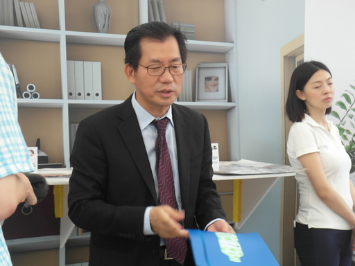 圖說:開幕式上政府官員及外國貴賓參觀C2C搖籃到搖籃館,環保署長李應元先生也主動拿起大愛感恩的環保再生文具系列產品,讚揚大愛感恩科技除了慈際賑災毛毯外更研發出許多有關環保的產品,值得敬佩。(攝影者:張絮評)
