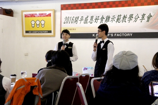 示範活動由學生林羿欣(左)、張峻嘉(右)負責主持,與民眾分享感恩的精神。