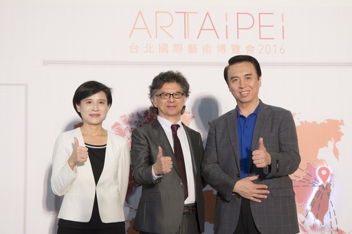文化部長鄭麗君(左)、中華民國畫廊協會王瑞棋理事長(中)和立法委員陳學聖(右)合影
