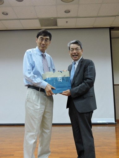 李文華校長致贈劉紹臣院士紀念品。