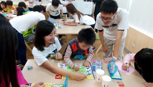 專業服務學習推展「學習」與「服務」並重,養成關懷社會的情操,進而反省內化,並培養學生高尚品德,建立「以人為本」教育的理想。