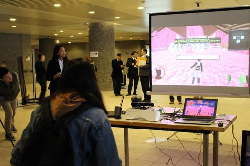 長庚大學資管系畢展作品「十面霾伏」,使用者化身霧霾粒子,深入了解人體。