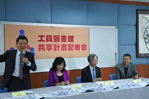 東仁國中翁居易校長說明承辦工具圖書館業務