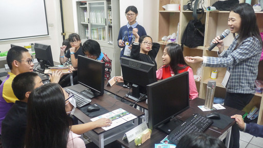 參與志工服務的臺北商業大學同學表示:「小朋友們動手實作設計遊戲很快就上手了,學習力十分驚人!」
