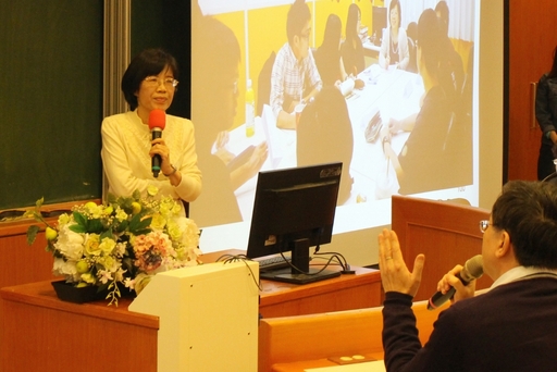 中醫大吳禮字教授分享中國醫藥大學實施PBL(問題導向學習)的經驗,與亞大老師互動熱絡。