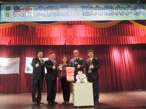 鄒老師榮獲亞季軍及推廣貢獻等三項大獎獲頒錦旗及獎牌。