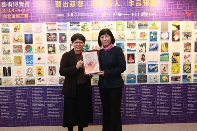 「家扶基金會」執行長何素秋帶來家扶小朋友可愛的小熊畫作,致贈給主辦單位。