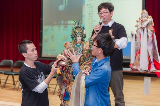 三昧堂布袋戲團團長嚴仁鴻教導亞大學生手持八公斤的戲偶表演,讓手中戲偶栩栩如生。