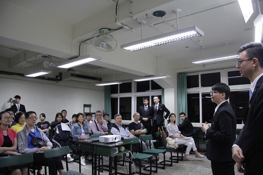 國際班學生家長均仔細聆聽學生對海外見習的說明,並由衷為自己孩子們的選擇感到驕傲。