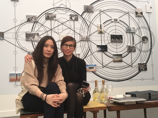 其玟畫廊總監黃其玟與此次參展藝術家陳瀅如在展場合影