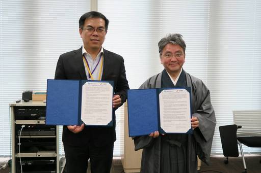 開放資料聯盟會長彭啟明與日本VLED委員長中村伊知哉交換臺日合作備忘錄
