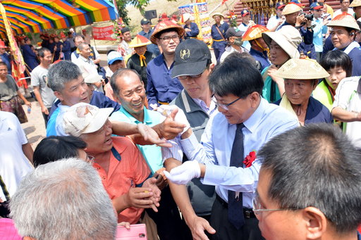 開光儀式後縣長隨即拋灑平安糖與現場民眾分享喜氣