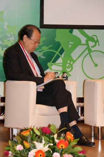 白袍CEO蔡長海董事長在會場勤做筆記。
