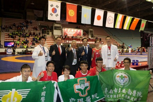 體育署副署長王水文、張聰榮理事長、林昭庚講座教授、何宗融部主任替醫護組工作人員打氣。