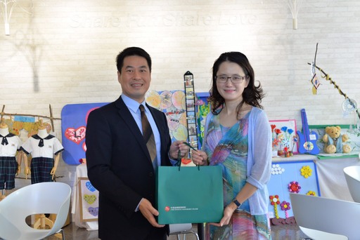 sharefun Academy執行長Vivian(右)與CIA執行長鄭欽哲(左)代表兩校簽署聯盟
