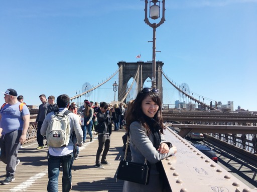 吳靜玫在國外旅遊時拍照留念。