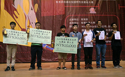 圖為獲得大專組人工智慧競速自走車項目優勝同學。