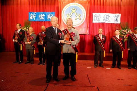 前教育部郭為藩部長頒發孔子琉璃像,鼓勵開平餐飲創辦人夏惠汶博士持續辦學