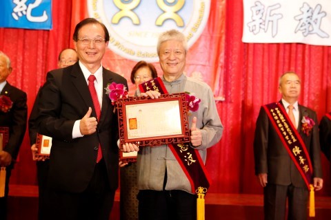 前教育部吳清基部長頒發十大傑出教育家證書,感恩開平餐飲創辦人夏惠汶博士辦學教育英才