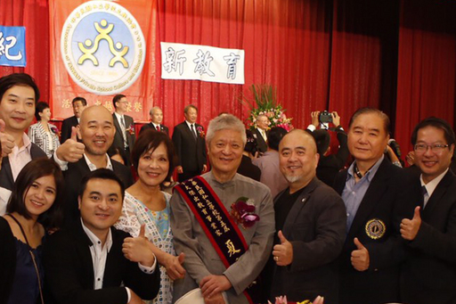 家長聯合會及餐飲業界代表共同來賀,與創辦人夏惠汶博士合影
