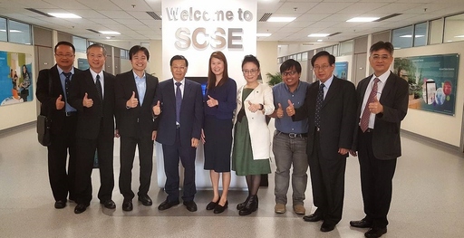 亞大校長蔡進發(左四)帶領亞大參訪團參訪南洋理工大學生物科技學院。