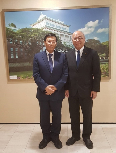 亞大校長蔡進發(左)和新加坡南洋理工大學副校長余明華相見歡。