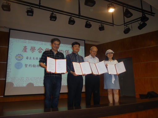 高應大校長楊慶煜(左一)、聖約翰科大校長艾和昌(左二)、南仁湖董事長李清波(右二)、海景世界董事長鄭宜芳(右一)四方簽署合作備忘錄