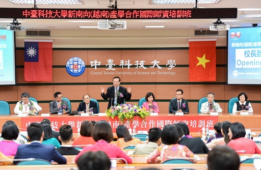 中臺科大新南向(越南)產學合作國際師資培訓班開幕式李隆盛校長致詞;衛生福利部南投醫院洪弘昌院長(左一)、中臺科大越南顧問謝明輝董事長(左二)、台中市衛生局呂宗學院長(左三)、中臺科大越南顧問武橋興顧問(右四)、教育部國際司陳立穎科長(右三)、衛生福利部彰化醫院樊聖副院長及林新醫院趙秀文副院長共襄盛舉。