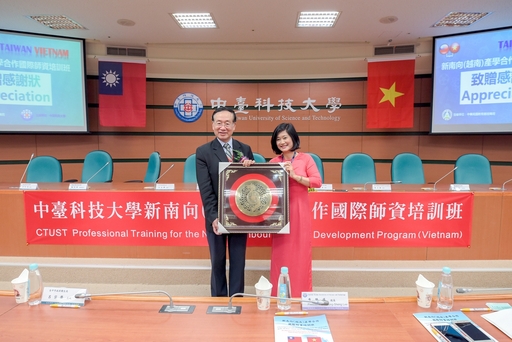 越南學員代表(左)致贈禮予中臺科大李隆盛校長(右)