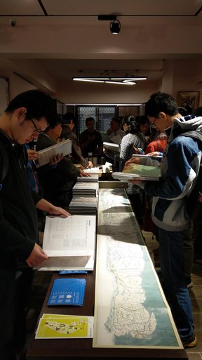 新書發表會現場展示新書及復刻版〈十八世紀末御製臺灣原漢界址圖〉
