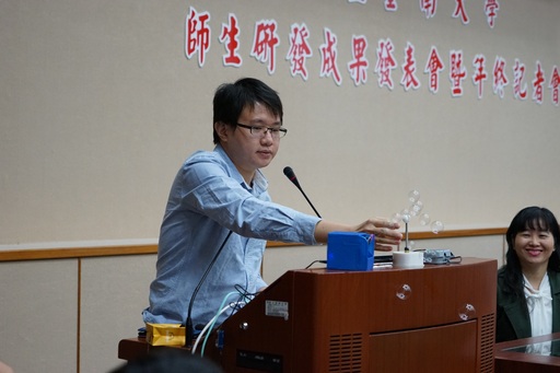 臺南市億載國小陳威任老師與南大林千玉老師開發音樂泡泡機,訓練學生肢體動作、強化學習能力