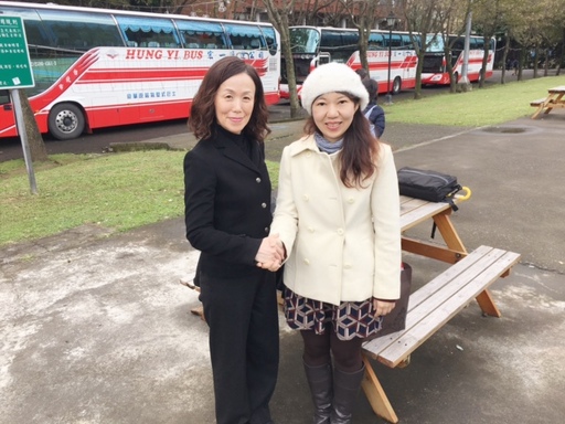 東住吉高中湯峯郁子校長(右)拜訪真理大學應日系吳秦芳主任