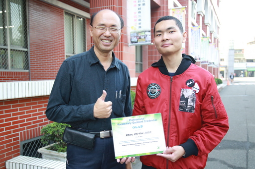 遠東科大電機系學生陳致凱(右)克服聽障獲得專業英日與區域賽電機電子類亞軍