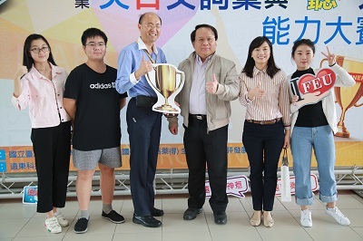遠東科大謝盛文教務長(右3)的支持及吳敏萍(右2)、夏郭賢(左3)兩位老師的努力下,開始全校性地推動專業英文教學