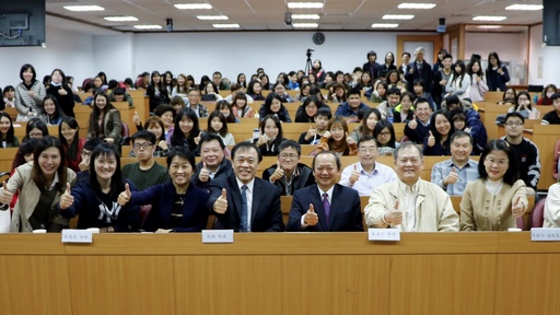 萬能科大莊暢校長(中)與130多位萬能科大菁英學生與師長,以熱烈的掌聲歡迎前衛生署署長葉金川醫師開講。