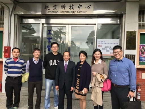 前衛生署署長葉金川醫師(左)參訪工管系的航空科技中心,目睹超高精度的航空機械零組件生產過程。